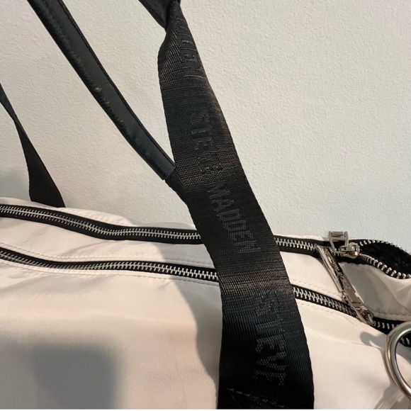 17-Steve Madden Weekend Bag - Picture 5 of 6